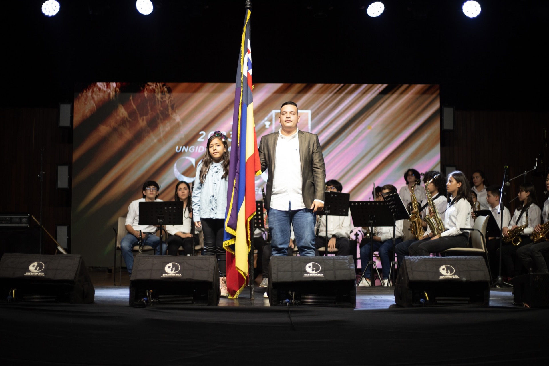 Joven y niña con la bandera ICC